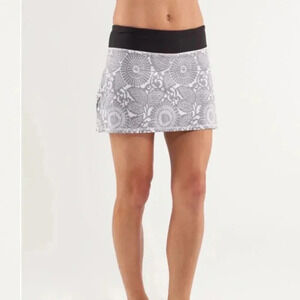 Lululemon Run: Pace Setter Skirt Beachy Floral White Fossil Black - Size 4‎